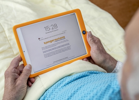 Nieuwsbericht: Tjongerschans start met iPad aan bed